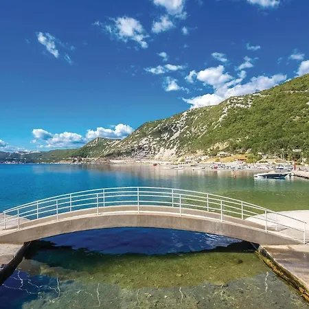 Apartman Cozy In With House Sea View
