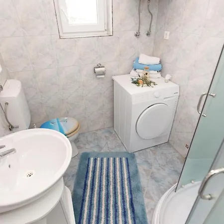 1 Bedroom In Apartment *